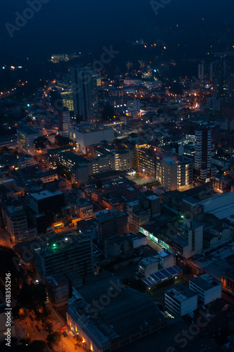 Vista panorámica nocturna de Bogotá