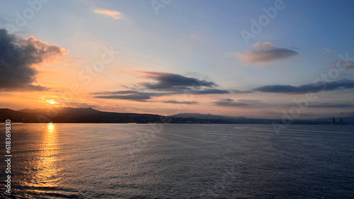 地中海クルーズ マルセイユ港の夜明け入港