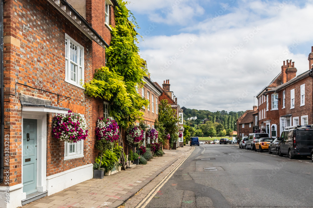 View down New Street looking towards the river, Henley on Thames, - obrazy, fototapety, plakaty 