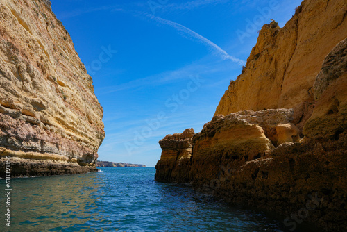 Sandsteinformation am Strand der Algarve im Süden Portugals  photo