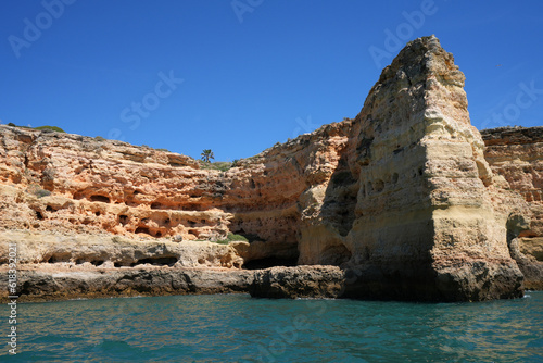 Sandsteinformation am Strand der Algarve im S  den Portugals 