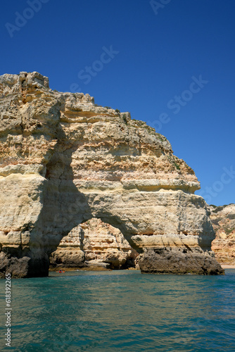 Sandsteinformation am Strand der Algarve im Süden Portugals  photo