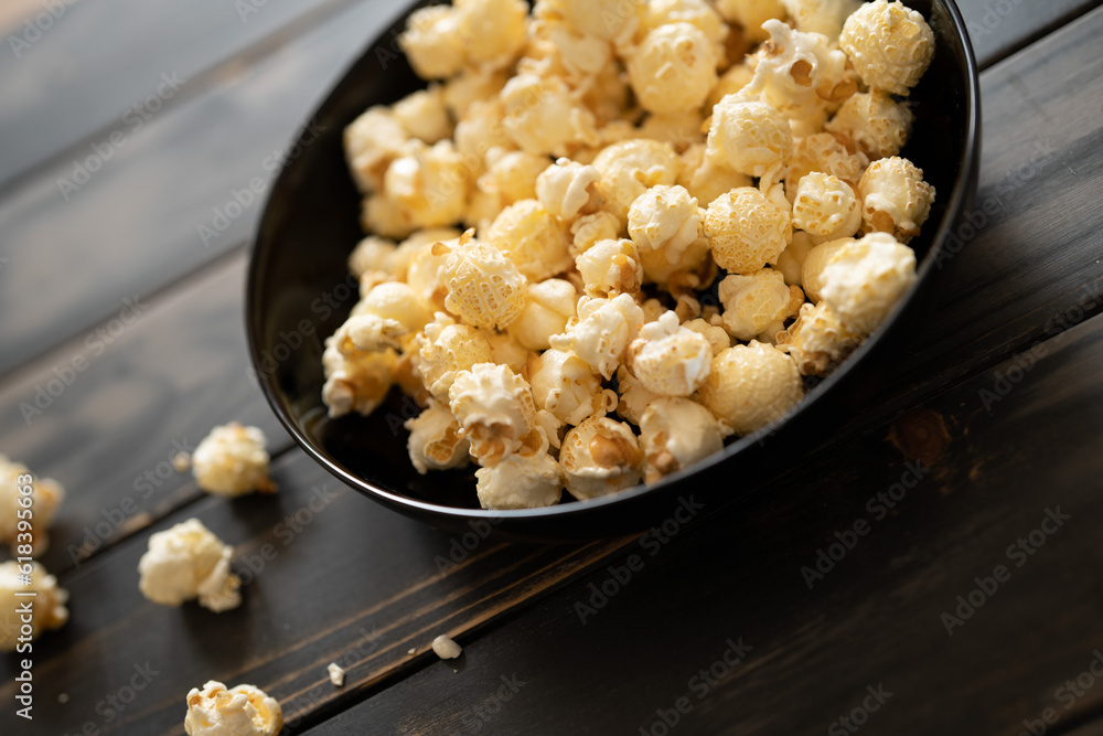 Popcorn in einer schwarzen Schale Popcorn in einer schwarzen Schale