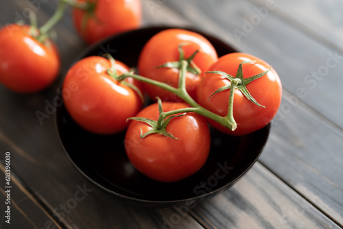 Tomaten in einer schwarzen Schale