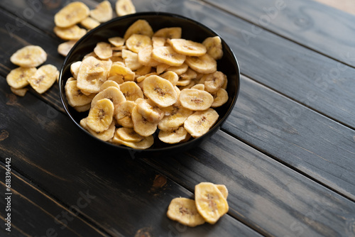 Bananenchips in einer schwarzen Schale