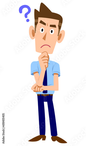 疑問を持つ、半袖シャツにネクタイ姿の男性
