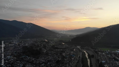 日本の田舎、夏の夕暮れ。広島のドローン空撮映像