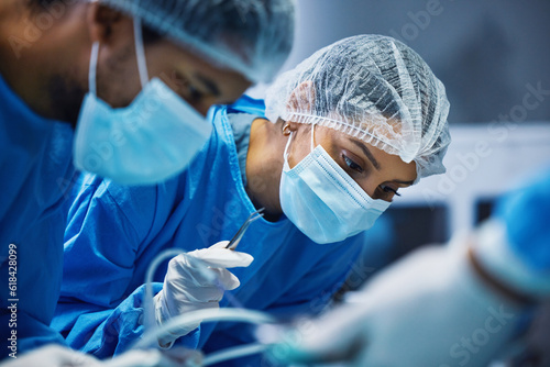 Foto Hospital knife, surgery and doctors in theatre for medical support, teamwork and emergency healthcare with focus