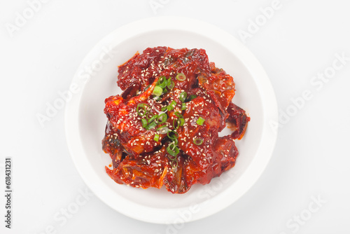  A dish made by mixing trimmed crabs with a sauce made of red pepper powder, soy sauce, and sugar.
