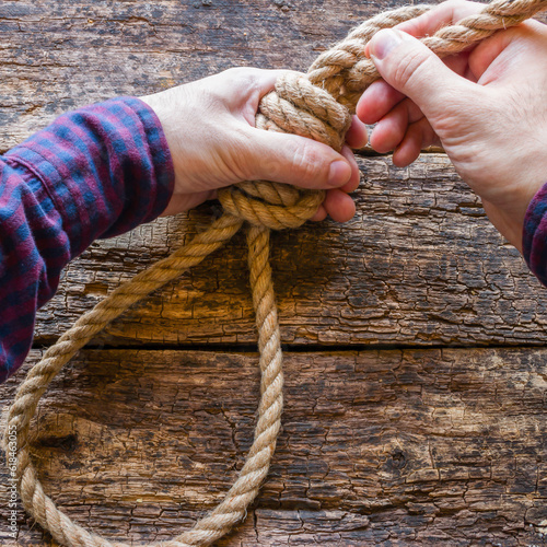 man tying a slipknot