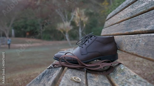 Sapato de noivo e acessórios em um banco antes do casamento