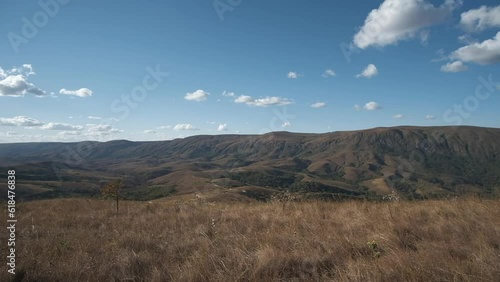 Serra da canastra com céu azul e montanhas no inverno