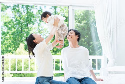 笑顔の3人家族（ファミリー・育児・子育て・赤ちゃん）