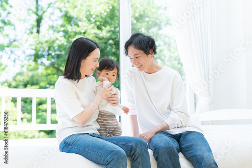 Foto 笑顔の3人家族（ファミリー・育児・子育て・赤ちゃん）