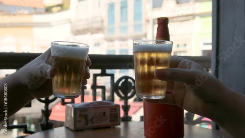 Duas pessoas fazendo um brinde em um bar no Brasil, Rio de Janeiro.