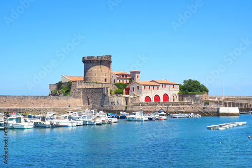 Located in the hollow of the bay of Ciboure and Saint-Jean-de-Luz, Socoa, a small fishing port from where the whalers left in the Middle Ages, is characterized by the crenellated tower of its fort
