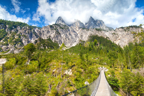 Hängebrücke in den Bergen photo