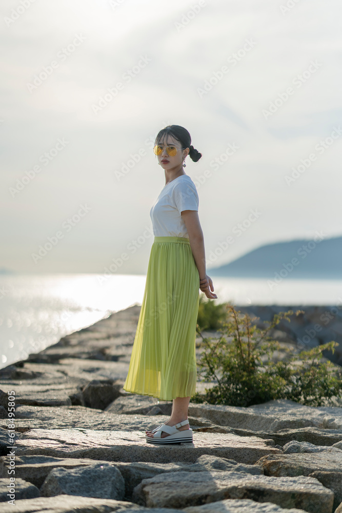 夕暮れの海にいる女性