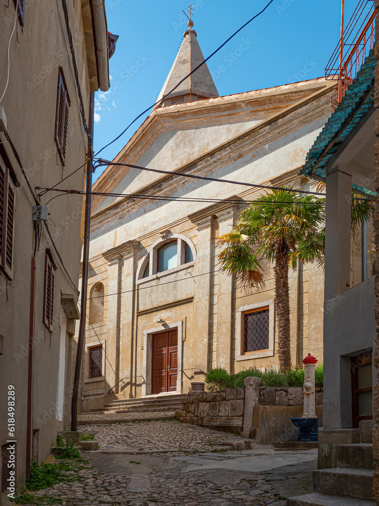 Vrbnik, Insel Krk, Kroatien, Altstadtszene mit Kirche