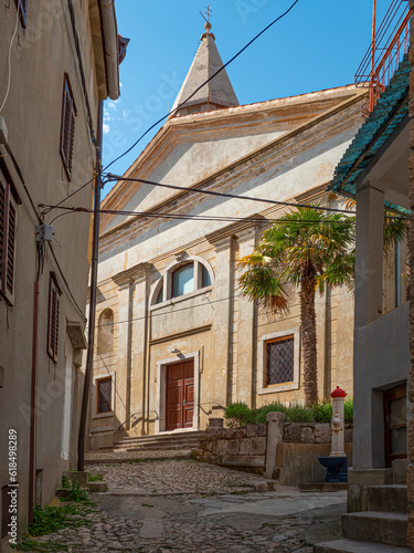 Vrbnik, Insel Krk, Kroatien, Altstadtszene mit Kirche
