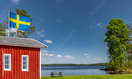 Rotes Haus an einem See in Schweden