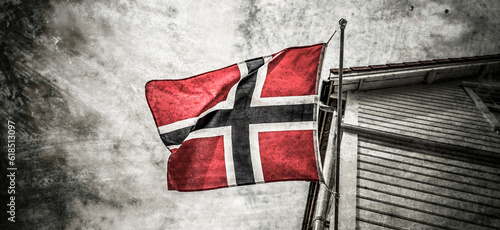 Norwegische Flagge an einem Weissen Haus im Retrostil