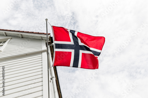 Norwegische Flagge an einem Weissen Haus