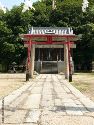 赤い鳥居と神社の参道。 日本の伝統的建造物。