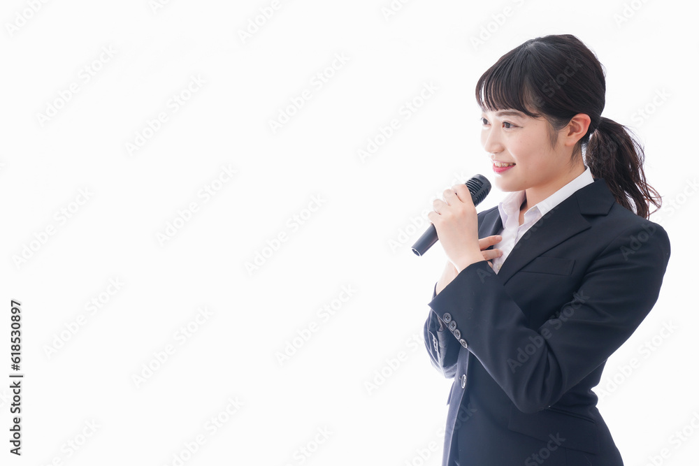司会をする若いビジネスウーマン 司会をする若いビジネスウーマン