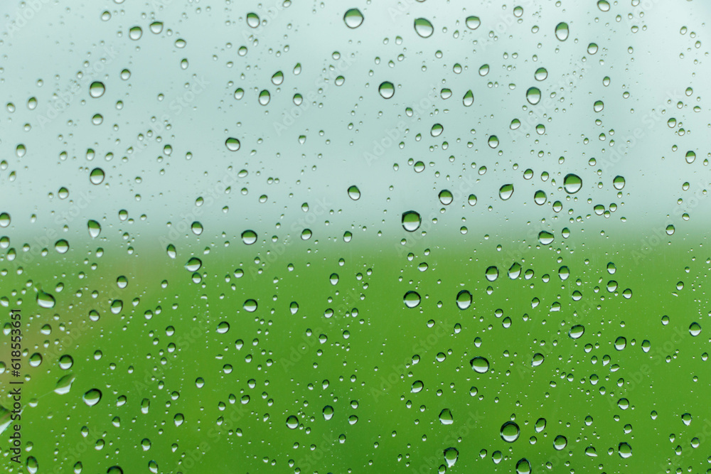 窓ガラスに付いた雨粒 窓ガラスに付いた雨粒
