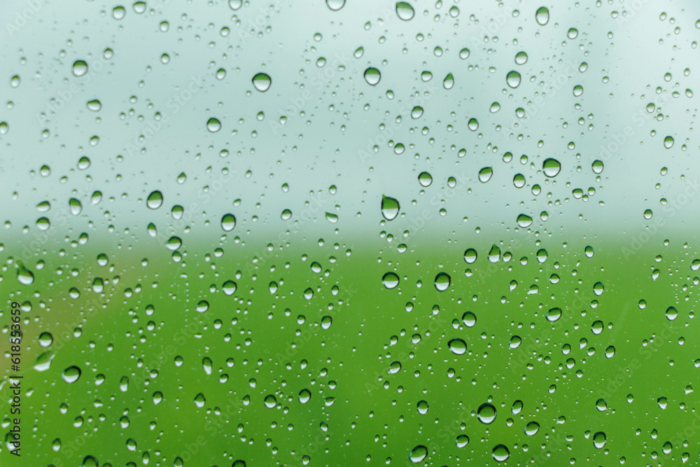 窓ガラスに付いた雨粒 窓ガラスに付いた雨粒