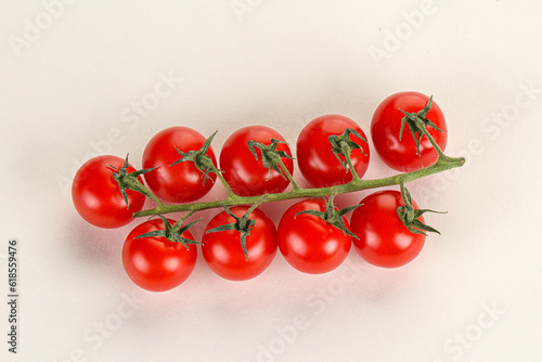 Ripe sweet cherry tomato branch © Andrei Starostin