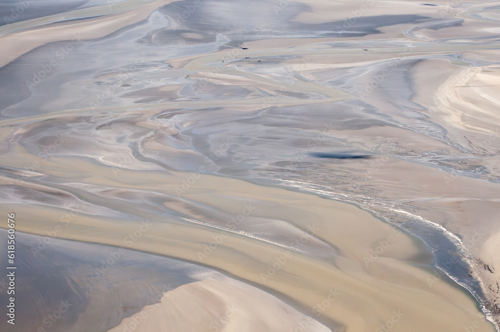 Φωτογραφία vue aérienne de promeneurs dans la Baie du Mont Saint Michel en France
