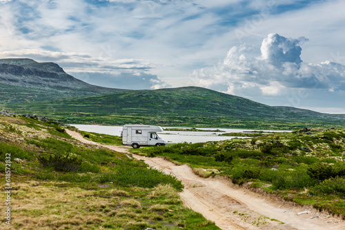 Camper an einem See in Norwegen