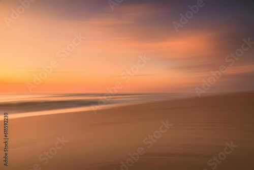 Farbenfroher Sonnenuntergang am Meer, Aufnahme mit absichtlicher Kamerabwegung (ICM) © Harald Biebel