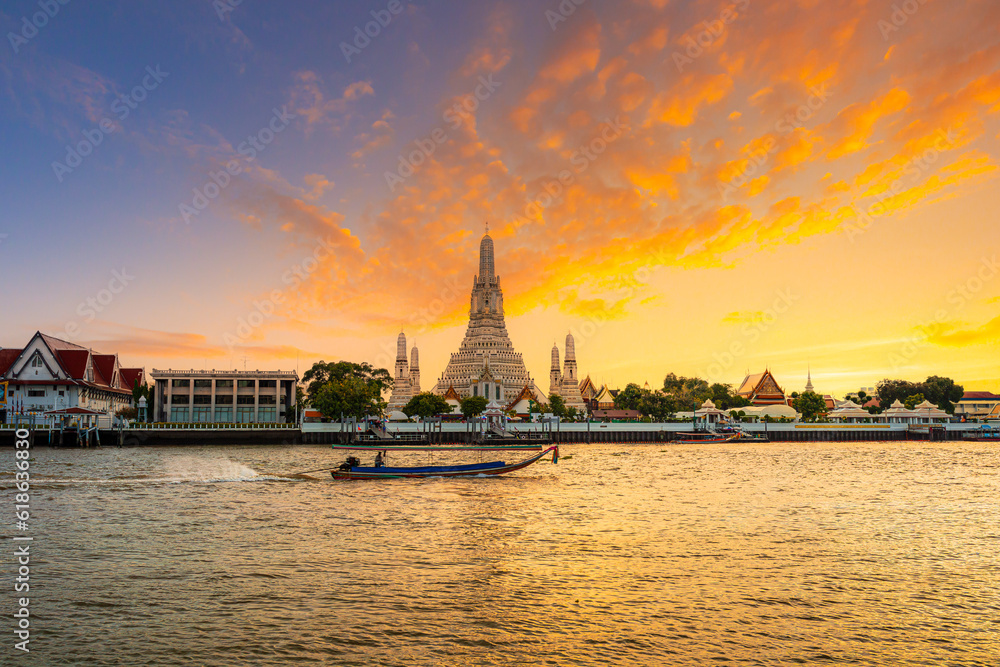 Wat Arun Ratchawararam Ratchaworamahawihan,The beauty and highlight of Wat Arun is the Prang which is located on the Chao Phraya River. It is Thai