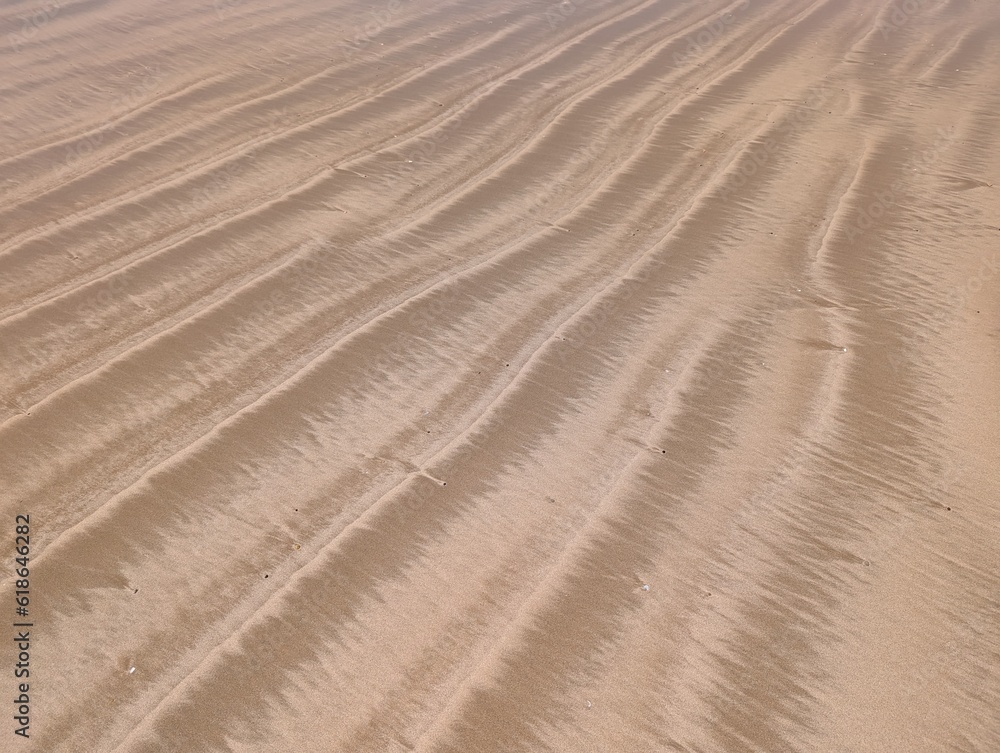 Naklejka premium Beautiful lines at the beach naturally drawn from the waves of the sea