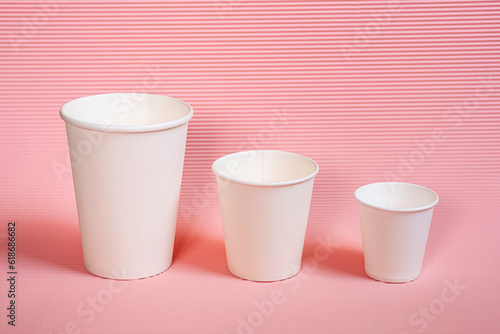 Various sized to go coffee cups.