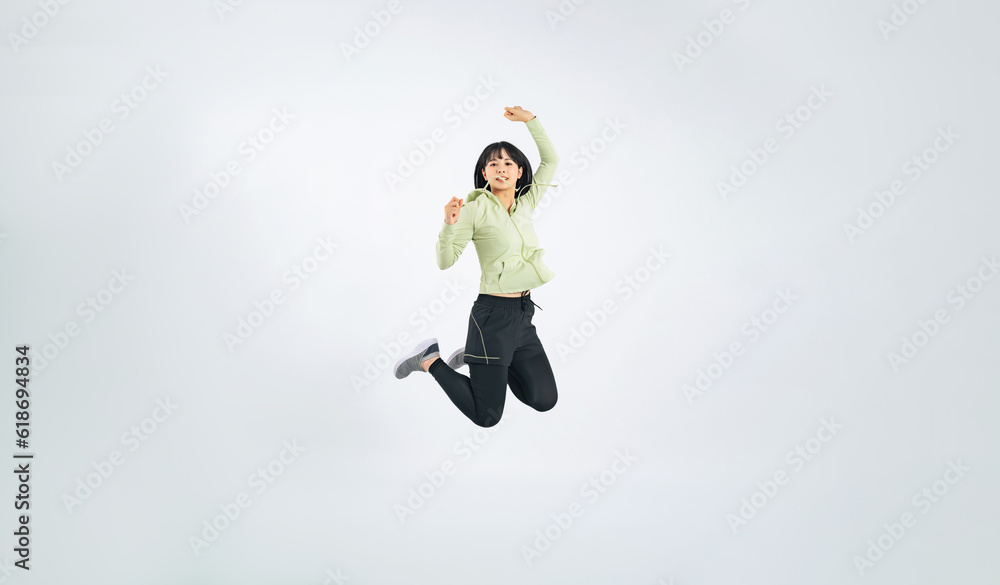 ジャンプするスポーツウェアを着た女性