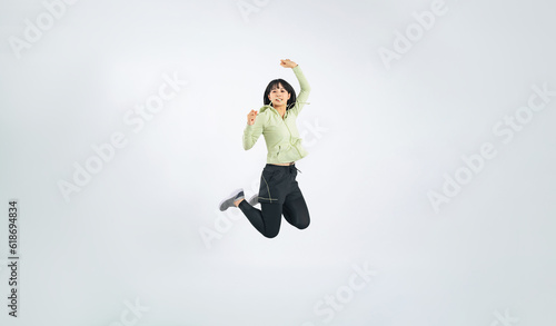 ジャンプするスポーツウェアを着た女性