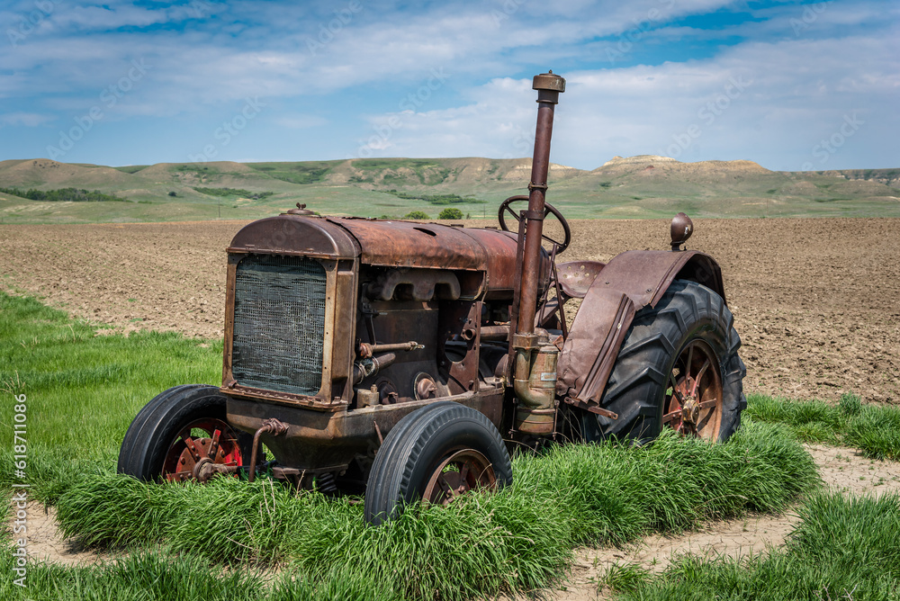 Obraz premium A vintage tractor abandoned in the Frenchman River Valley near Eastend, SK