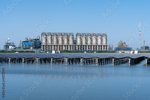 Obraz na płótnie solar panels with chemical plant w salonie