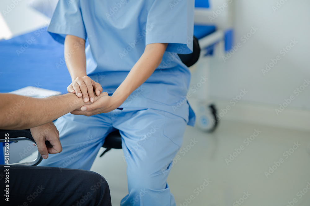 Obraz premium Male patient sitting in wheelchair undergoing a medical examination with specialist physician, treating injuries Getting medical treatment from specialist doctor can get the right and proper treatment