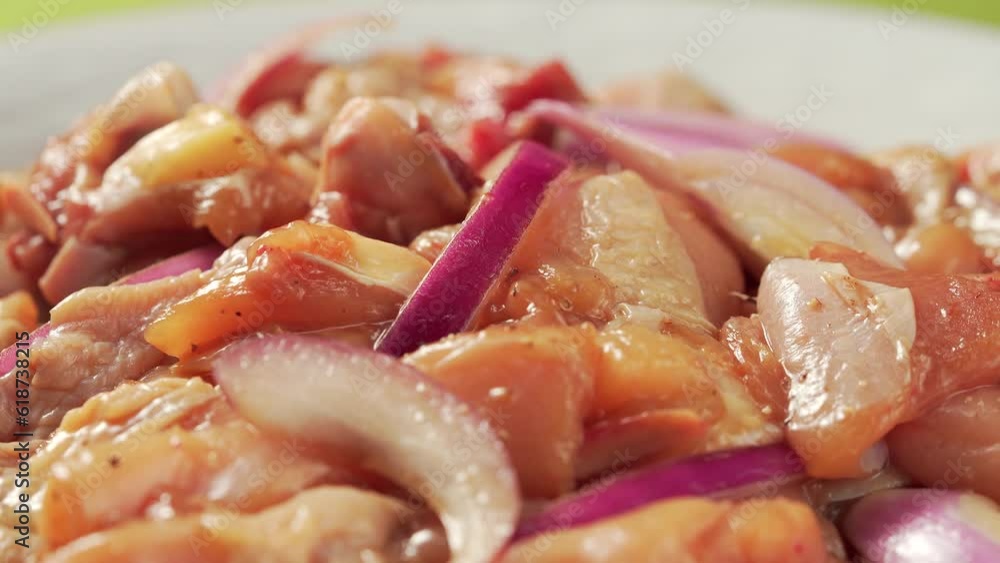 The marinating process of chicken drumsticks for making dry pot chicken The marinating process of chicken drumsticks for making dry pot chicken