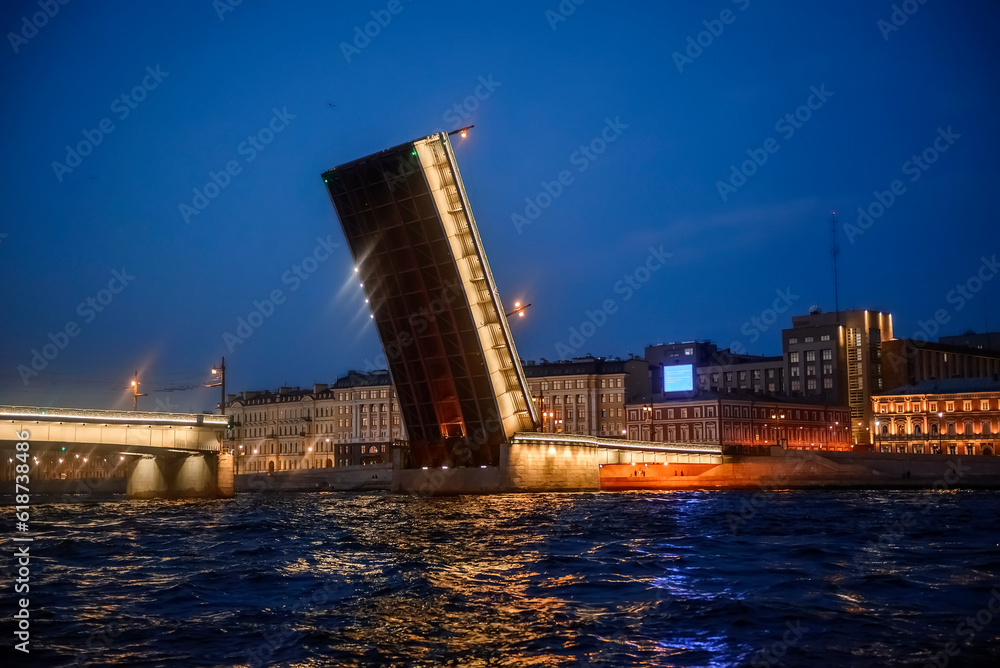 Fototapeta premium Raising bridges in St. Petersburg. Liteyny bridge across the Neva to Nameless Island