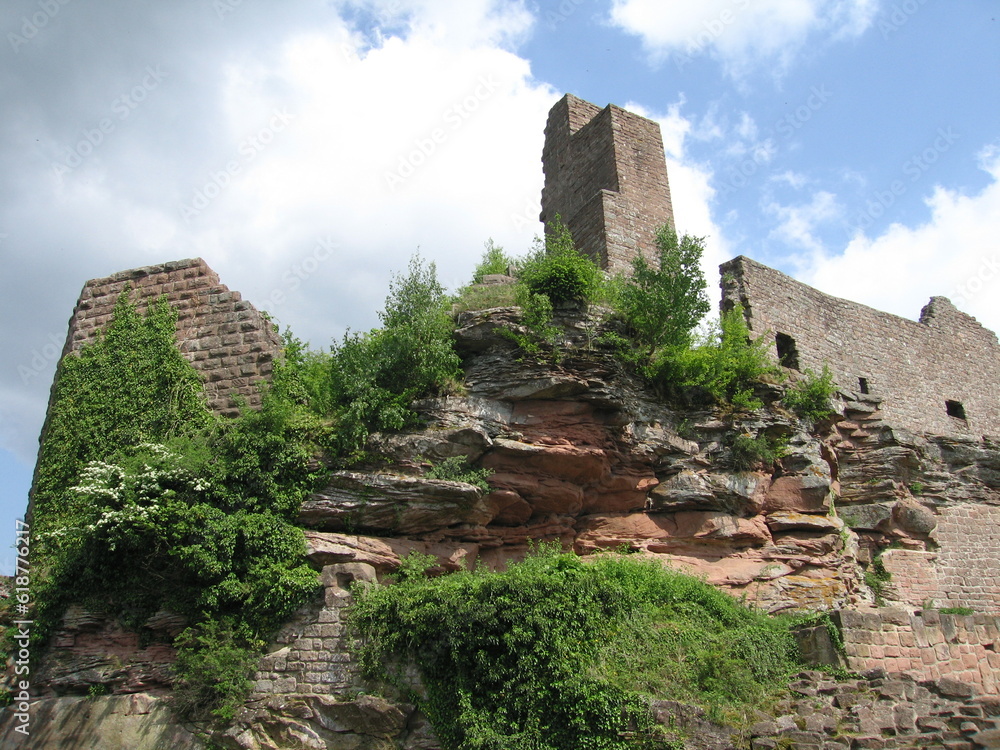 Ruine der Madenburg auf Felsen