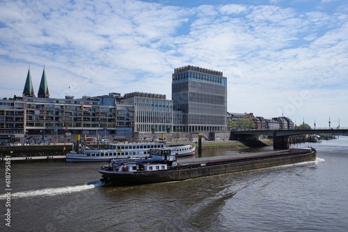 Panorama von Bremen mit Weser und Frachtschiff