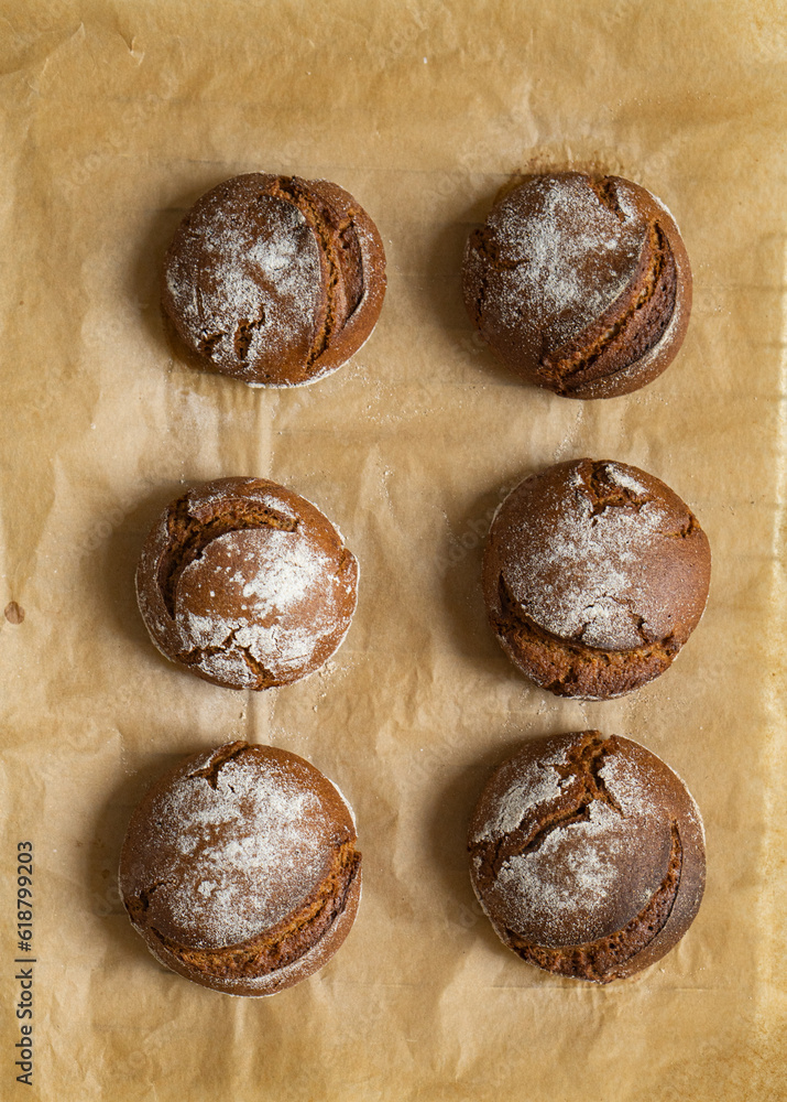 Obraz premium Warm rye buns on baking paper