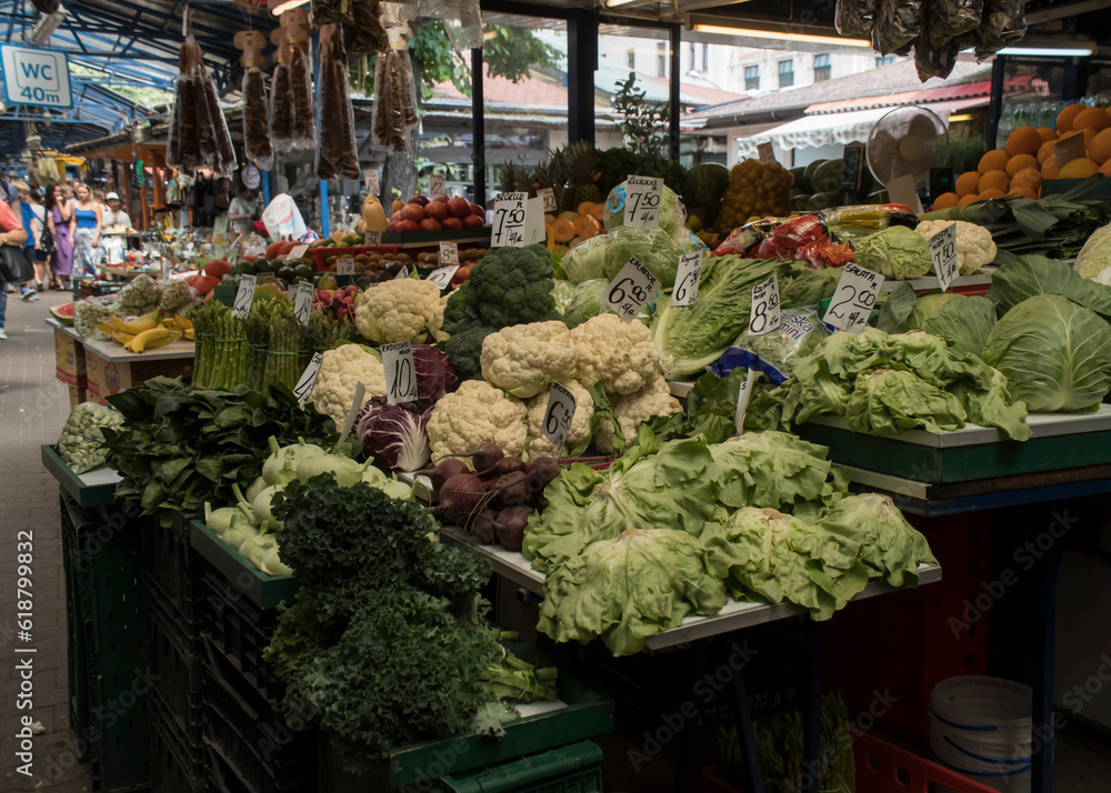 Stragan z warzywami na placu targowym. Sałata, kalafior, brokuł, marchew. - obrazy, fototapety, plakaty 