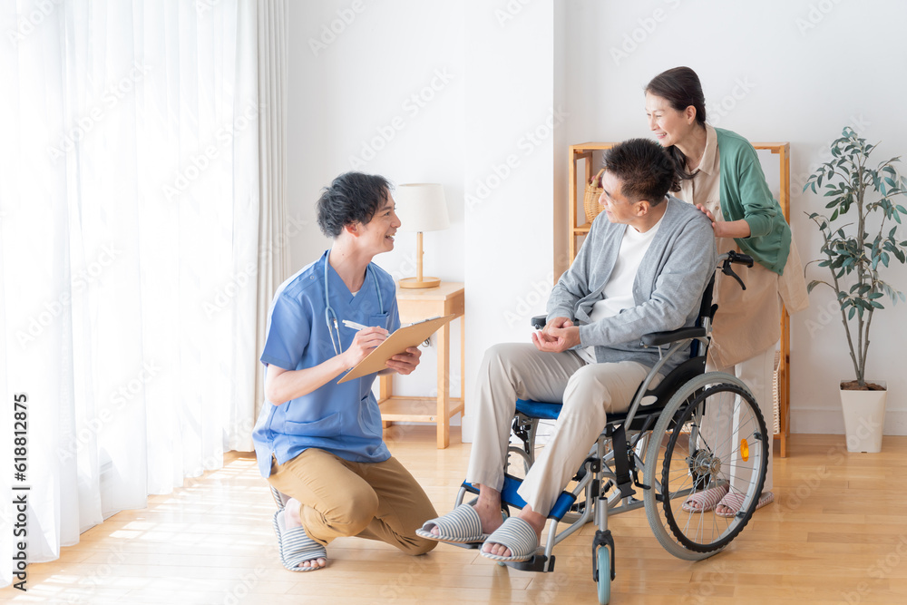 高齢者患者の家に訪問する医者（訪問医療・在宅介護）